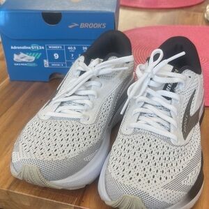 Brooks Adrenaline GTS 24 White and Black Sneakers size 9